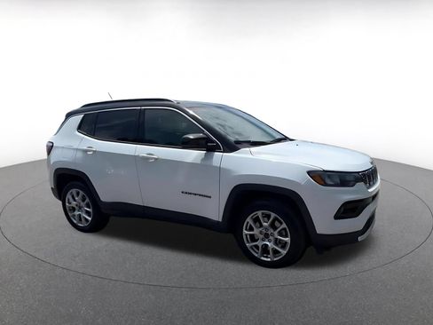 Used 2025 Jeep Compass Limited AWD/4WD image 2