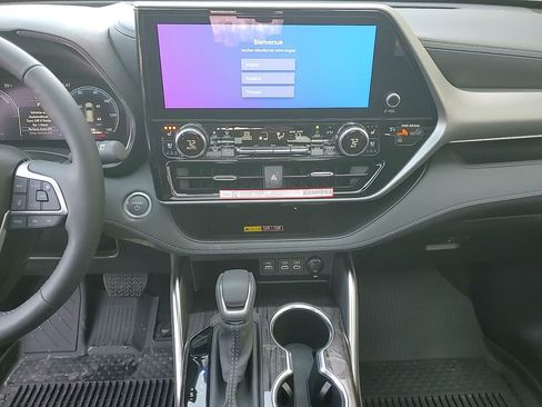 New 2026 Toyota Highlander Platinum image 18