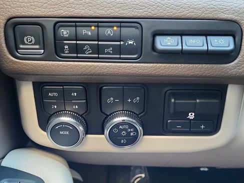 Used 2023 GMC Yukon Denali w/ Advanced Technology Package AWD/4WD image 34