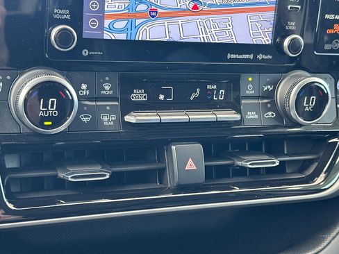 Used 2022 Toyota Highlander XLE AWD/4WD image 26