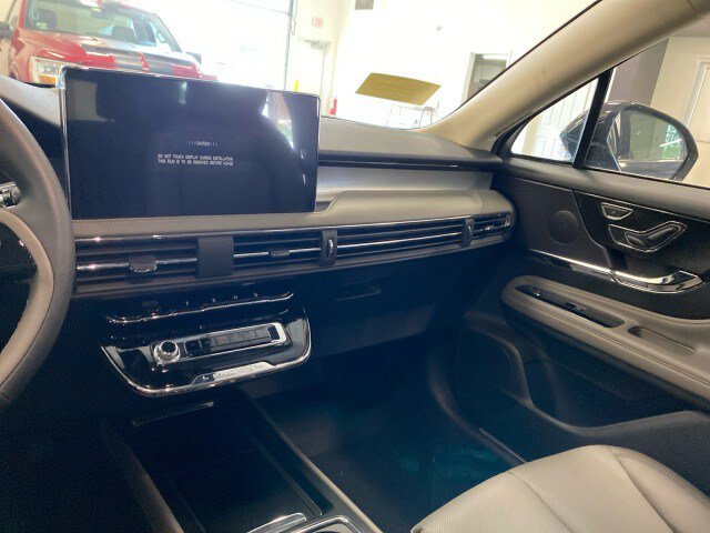 New 2024 Lincoln Corsair AWD w/ Equipment Group 101A image 13