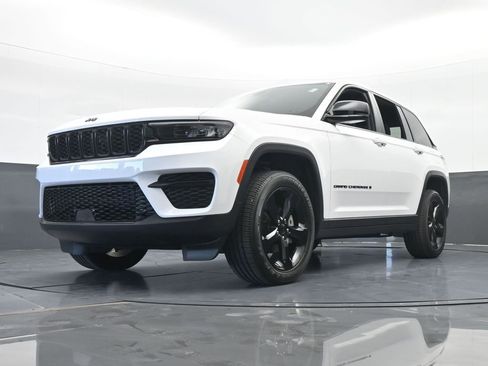 Used 2024 Jeep Grand Cherokee Altitude image 55