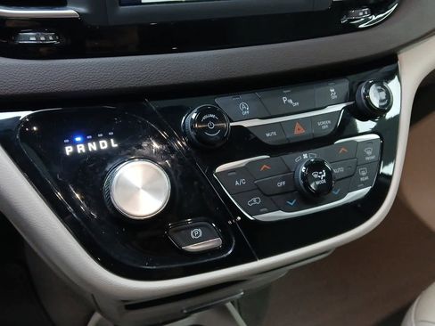 Used 2020 Chrysler Pacifica Touring-L image 12