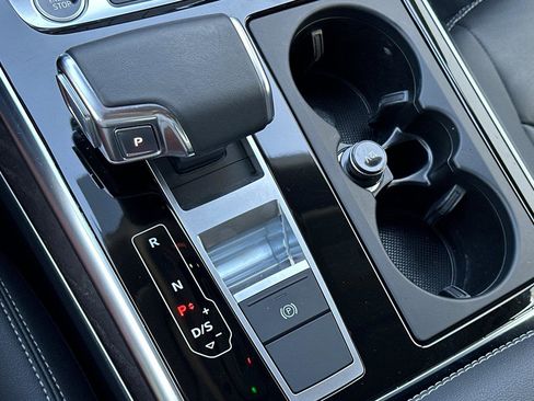 Used 2023 Audi Q8 Premium image 22