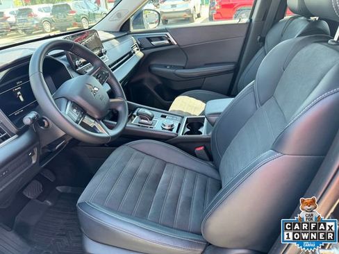 Used 2024 Mitsubishi Outlander SE image 3