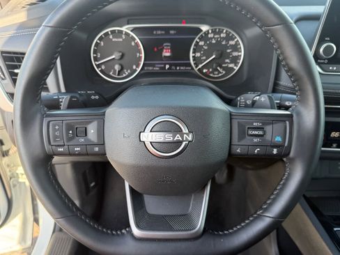 Used 2025 Nissan Rogue SV image 16