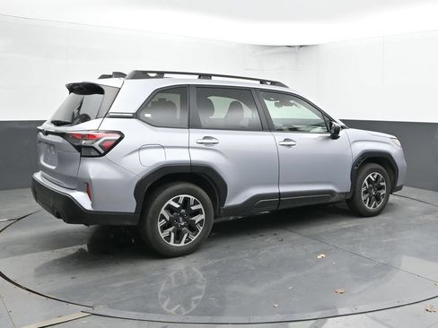 Used 2025 Subaru Forester Premium AWD/4WD image 3