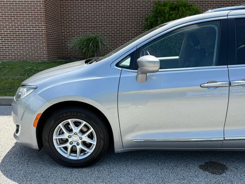 Used 2020 Chrysler Pacifica Touring-L FWD image 5