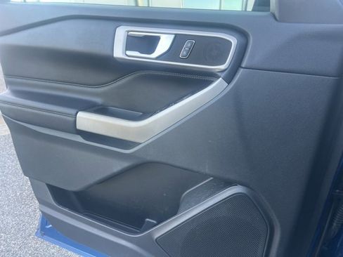 Used 2021 Ford Explorer XLT w/ Equipment Group 202A image 6
