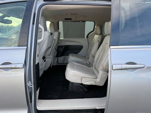 Used 2017 Chrysler Pacifica Touring-L Plus w/ Tire & Wheel Group image 16