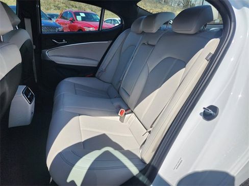 Used 2025 Genesis G70 2.5T image 11