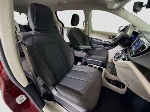 Used 2023 Chrysler Voyager LX image 29
