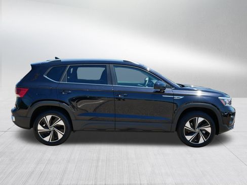 Used 2023 Volkswagen Taos SE w/ Panoramic Sunroof Package AWD/4WD image 8