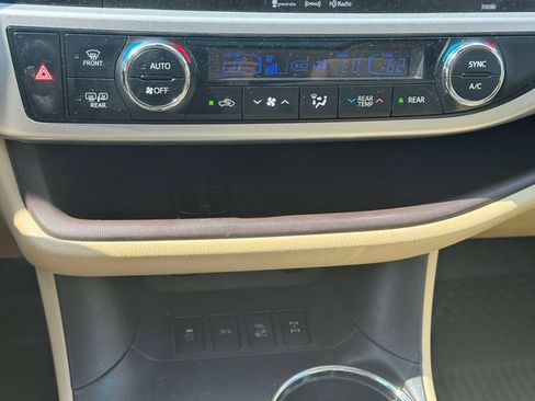 Used 2019 Toyota Highlander XLE AWD/4WD image 36