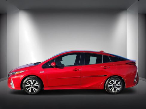 Used 2017 Toyota Prius Prime Advanced image 2