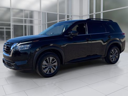 Certified 2025 Nissan Pathfinder SV FWD image 2