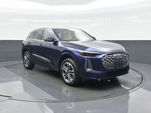 Used 2025 Audi Q5 Premium w/ Convenience Package AWD/4WD image 1