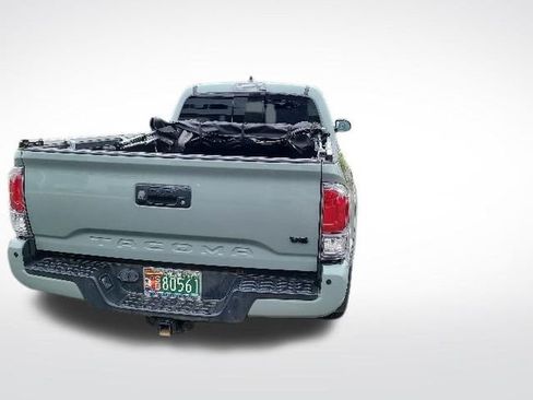 Used 2022 Toyota Tacoma TRD Sport w/ TRD Premium Sport Package AWD/4WD image 10