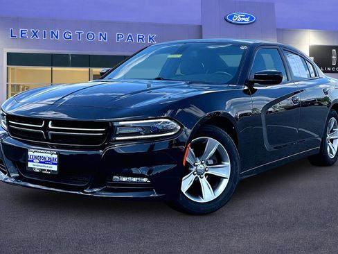 Used 2017 Dodge Charger SXT RWD image 3