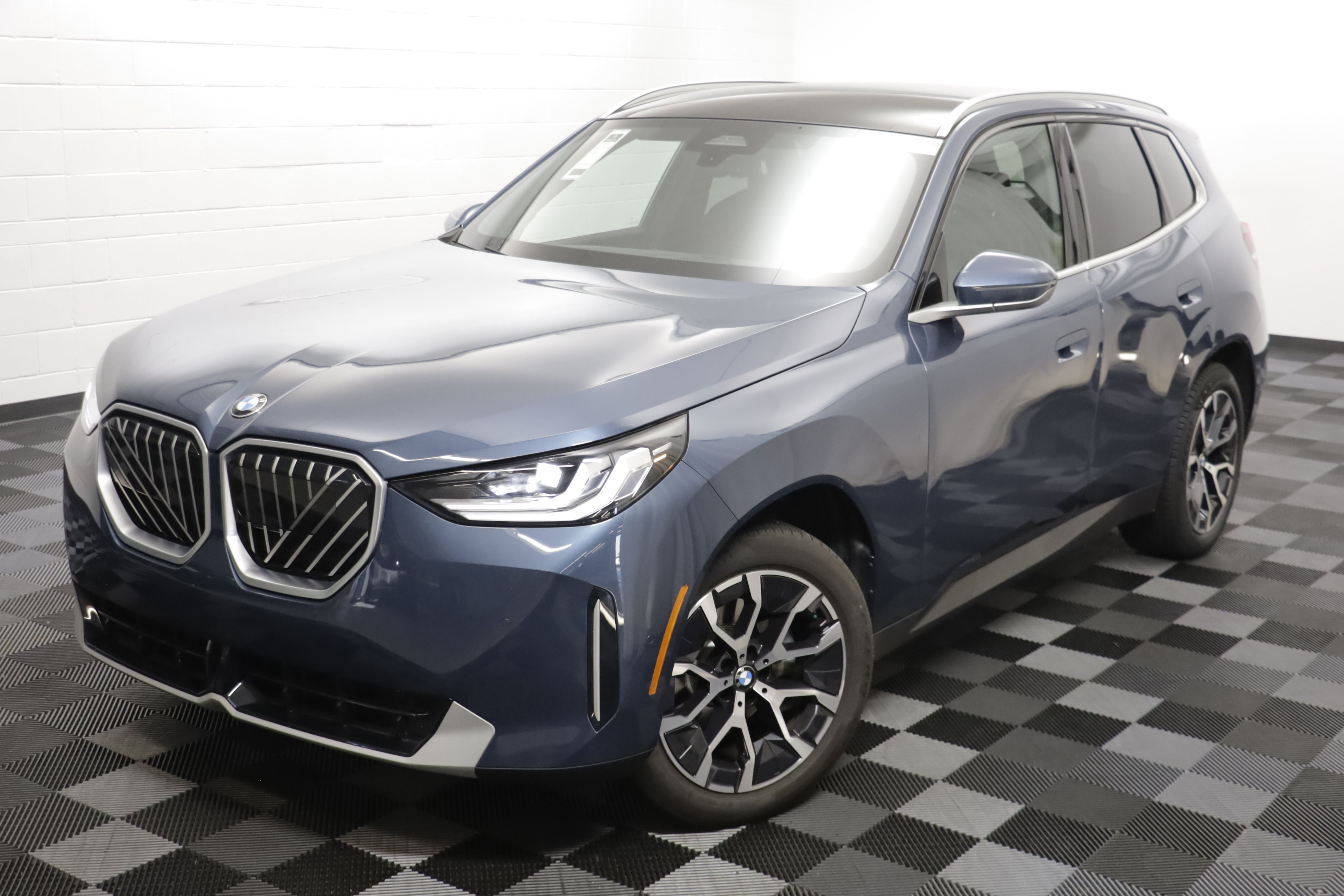 Used 2025 BMW X3 xDrive30i w/ Convenience Package AWD/4WD image 2