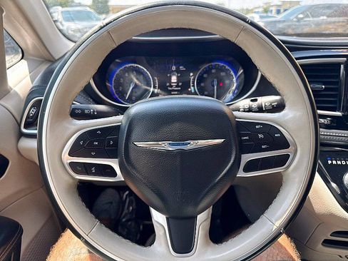 Used 2020 Chrysler Pacifica Limited FWD image 20