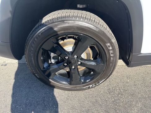 Certified 2025 Jeep Grand Cherokee L Altitude image 36