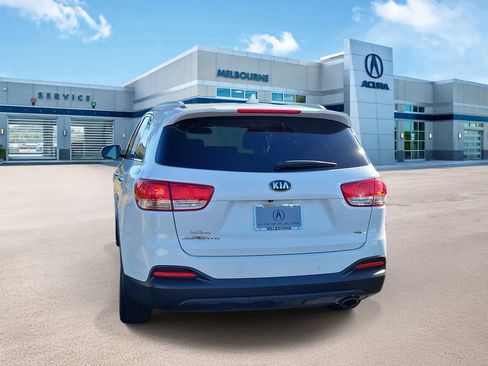 Used 2018 Kia Sorento LX w/ LX V6 Convenience Package image 4