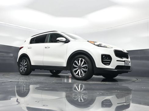 Used 2018 Kia Sportage EX w/ EX Technology Package FWD image 3