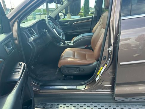 Used 2018 Toyota Highlander Limited Platinum FWD image 10