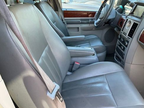 Used 2009 Chrysler Town & Country Touring FWD image 11