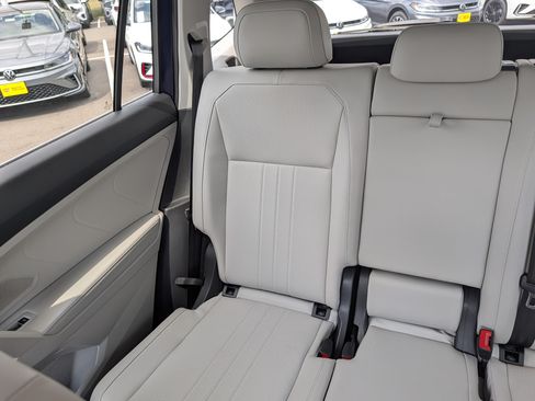 Used 2022 Volkswagen Tiguan SE AWD/4WD image 12