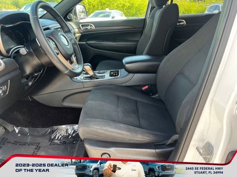 Used 2017 Jeep Grand Cherokee Laredo w/ Quick Order Package 2BE image 9