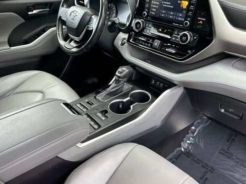 Used 2022 Toyota Highlander XLE AWD/4WD image 13