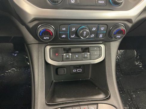 Used 2023 GMC Acadia SLT image 19