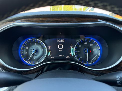 Used 2023 Chrysler Pacifica Limited FWD image 52