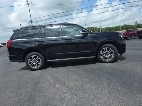 Used 2025 Ford Expedition Active AWD/4WD image 4