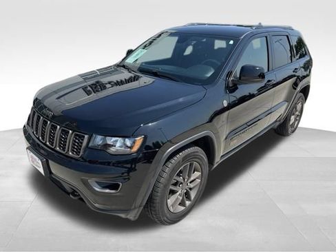 Used 2017 Jeep Grand Cherokee Laredo AWD/4WD image 2