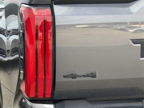 Used 2022 Toyota Tundra SR5 w/ SR5 Convenience Package image 7