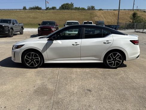 Used 2025 Nissan Sentra SR FWD image 11