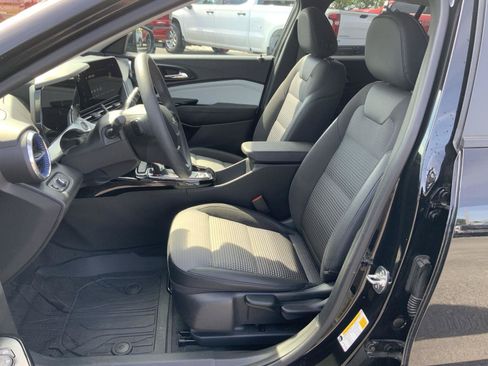 Used 2025 Chevrolet Trax LT FWD image 18