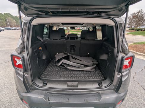 Used 2020 Jeep Renegade Latitude w/ Popular Equipment Group image 15