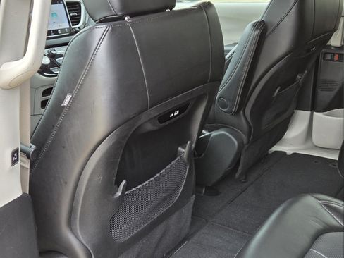 Used 2024 Chrysler Pacifica Touring-L FWD image 32