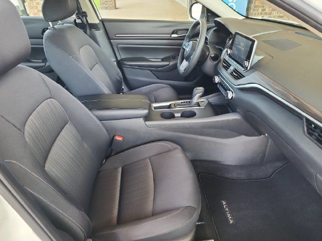 Used 2025 Nissan Altima 2.5 SV FWD image 12