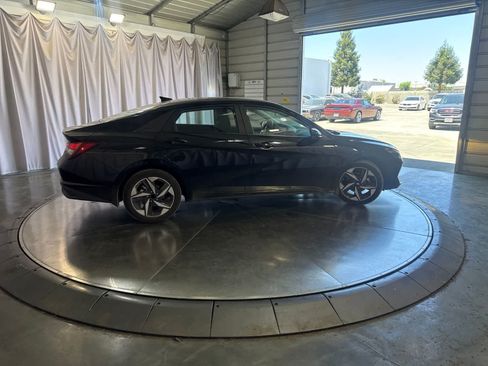 Used 2023 Hyundai Elantra SEL w/ Convenience Package FWD image 4