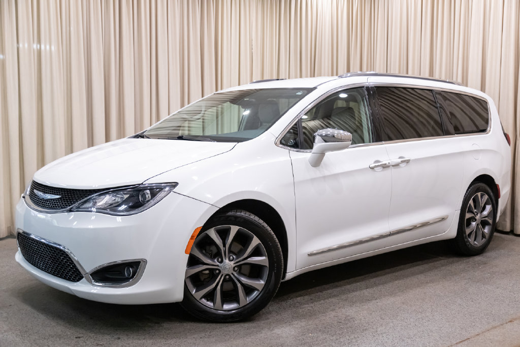 Used 2019 Chrysler Pacifica Limited FWD image 2