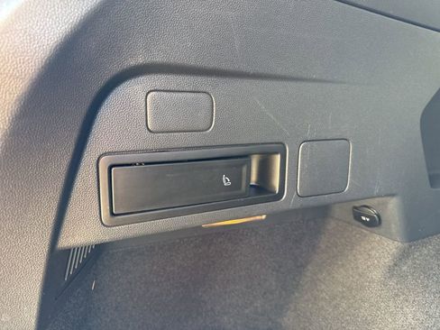 Used 2018 Volkswagen Tiguan SEL image 48