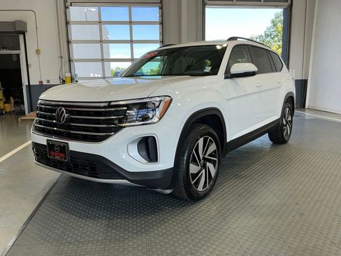Used 2025 Volkswagen Atlas SE FWD image 2