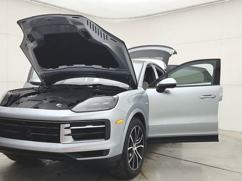 Used 2025 Porsche Cayenne E-Hybrid Coupe image 11