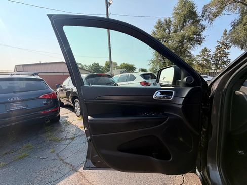 Used 2018 Jeep Grand Cherokee Laredo AWD/4WD image 11