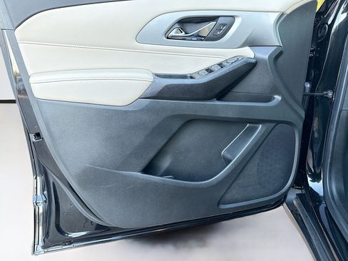 Used 2023 Chevrolet Traverse LS image 21